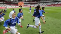 Putra putri dari anggota The Jakmania berlari saat menjadi Player Escort Kids pada laga Piala AFC 2019 antara Persija Jakarta melawan Ceres Negros di SUGBK, Jakarta, Selasa (23/4). Kesempatan ini diberikan oleh Allianz. (Bola.com/Peksi Cahyo)