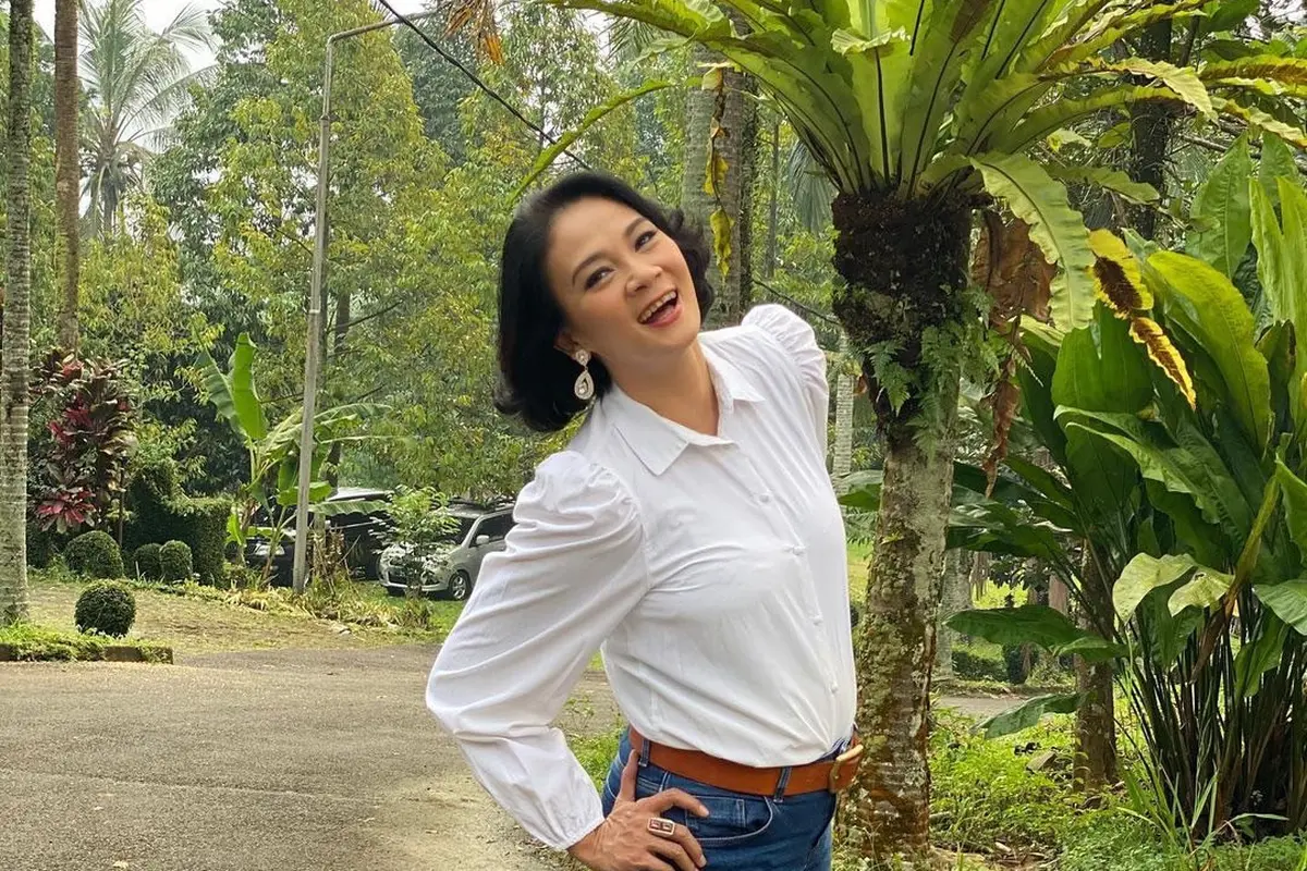 7 Potret Gaya Dian Nitami, Tetap Awet Muda di Usia 50