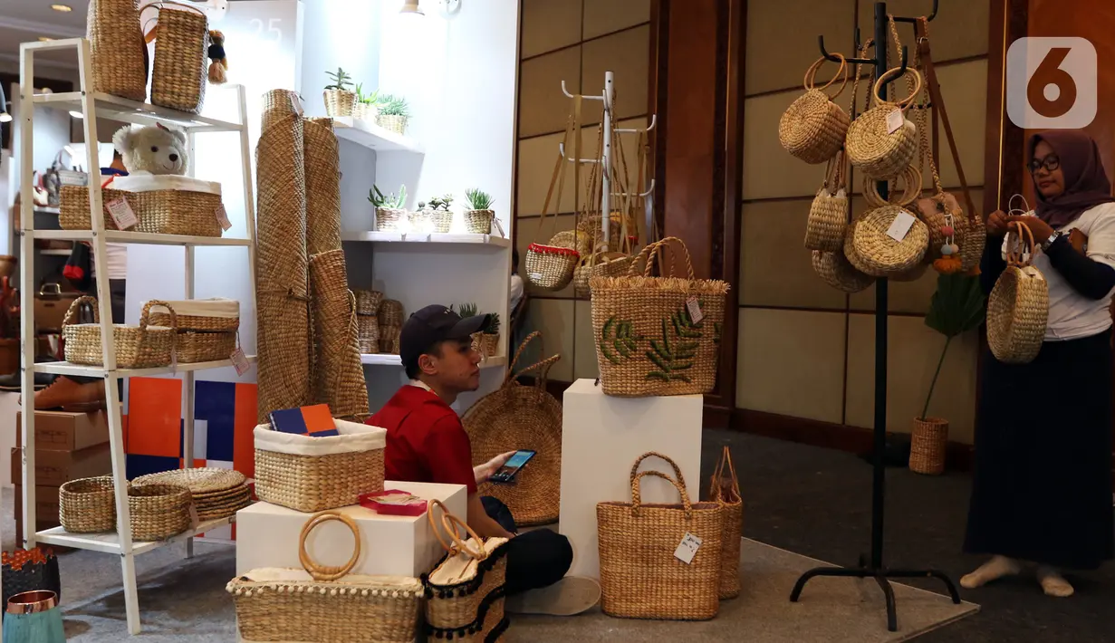 Pedagang kerajinan menunggu pembeli saat pameran UMKM Export BRILian Preneur 2019  di Jakarta Convention Center, Jakarta, Jumat (20/12/2019). UMKM Export BRILian Preneur 2019  berlangsung hingga 22 Desember. (Liputan6.com/Johan Tallo)