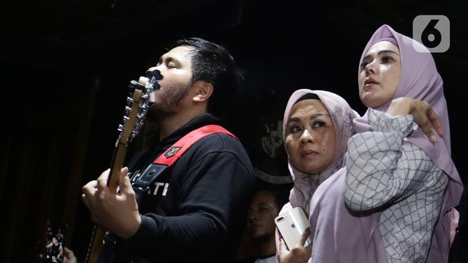 Mulan Jameela melihat suaminya, Ahmad Dhani  berlatih musik bersama rekan-rekannya di Studio Republik Cinta, Jakarta, Selasa (30/12/2019). (Fimela.com/Bambang E. Ros)