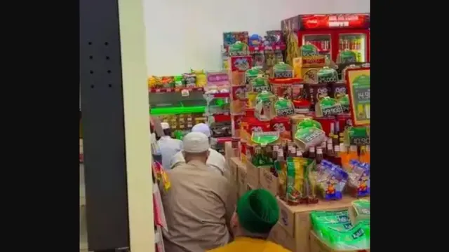 Viral Warga Salat Tarawih di Dalam Minimarket, Disebut Jadi Tradisi Tahunan Jelang Lebaran.