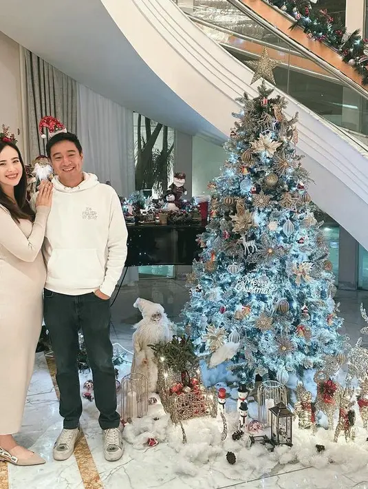 Pamela Bowie juga resmi menjadi seorang istri, bahkan tengah mengandung anak pertamanya. Natal tahun ini ia mengenakan dress bodycon beige dipadukan sandal Dior, sang suami mengenakan mengenakan hoodie putihnya. [@pammybowie]