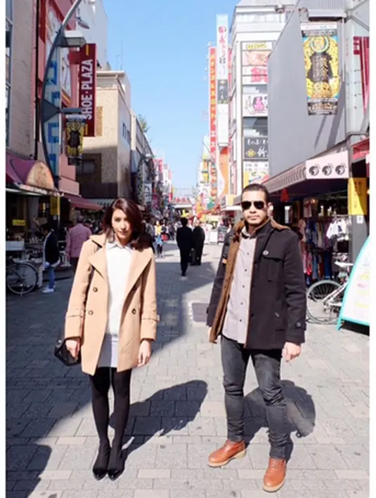 Dengan gaya kasual keduanya nampak serasi, Tyas mengenakan baju dingin cokelat serta topi, sedangkan Raiden dengan jaket hitam terlihat gagah.  (Instagram/@Tyasmirasih)