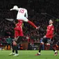 Pemain Sevilla, Youssef En-Nesyri berusaha mencetak gol melalui tandukannya saat laga leg pertama perempat final Liga Europa 2022/2023 melawan Manchester United di Old Trafford, Manchester, Jumat (14/04/2023) dini hari WIB. (AFP/Darren Staples)