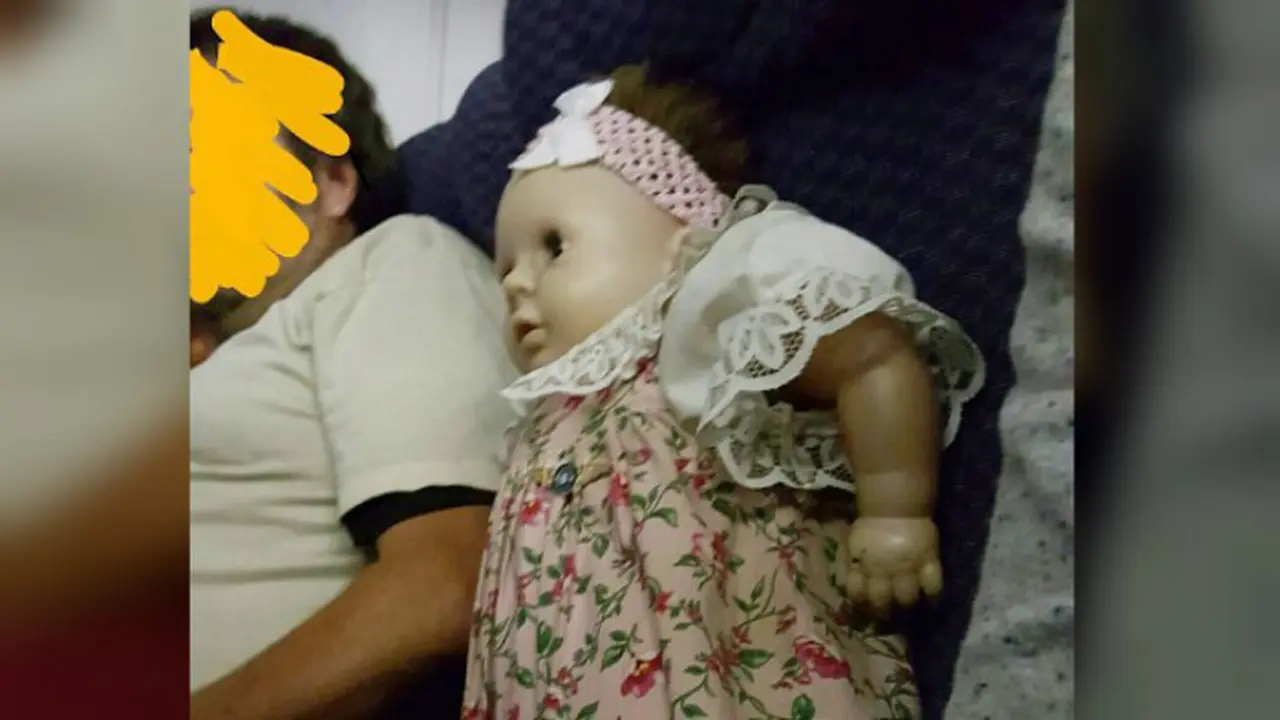 Sara Novic bertemu dengan pria yang memesankan kursi untuk boneka dalam penerbangan dari Brooklyn ke Cincinnati