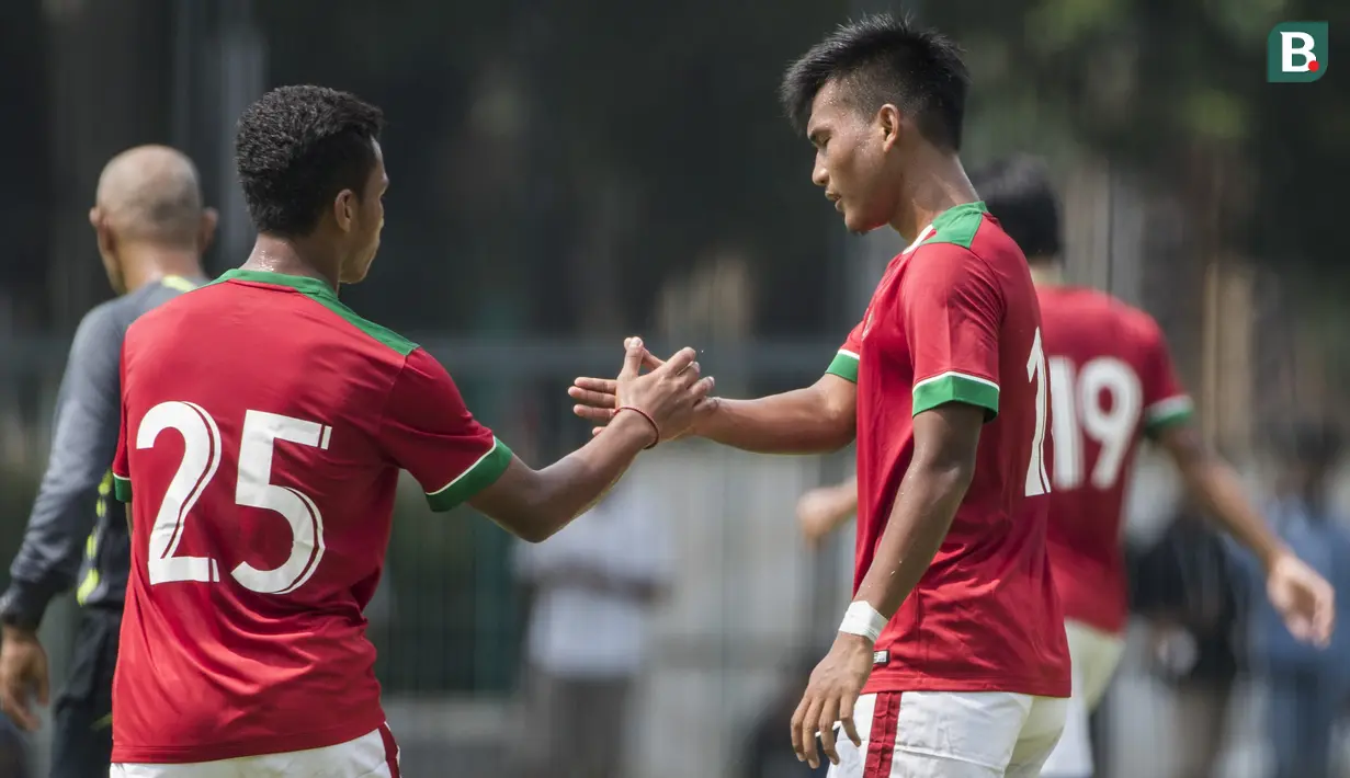 Pemain Timnas Indonesia U-23, Nur Hardianto, merayakan gol bersama Osvaldo Haay ke gawang Timnas Indonesia U-19 saat uji coba di Lapangan ABC Senayan, Jakarta, Sabtu (24/2/2018). Timnas U-23 menang 5-0 atas Timnas U-19. (Bola.com/Vitalis Yogi Trisna)