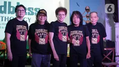 Grup musik rock legendaris Indonesia, God Bless meluncurkan album terbarunya bertajuk ‘Anthology 50th Anniversary’ di Jakarta, Selasa (21/6/2023). ‘Anthology' berisi 11 lagu terbaik serta satu komposisi instrumental medley yang berasal dari enam album selama 50 tahun karier God Bless di dunia musik. (Liputan6.com/Faizal Fanani)