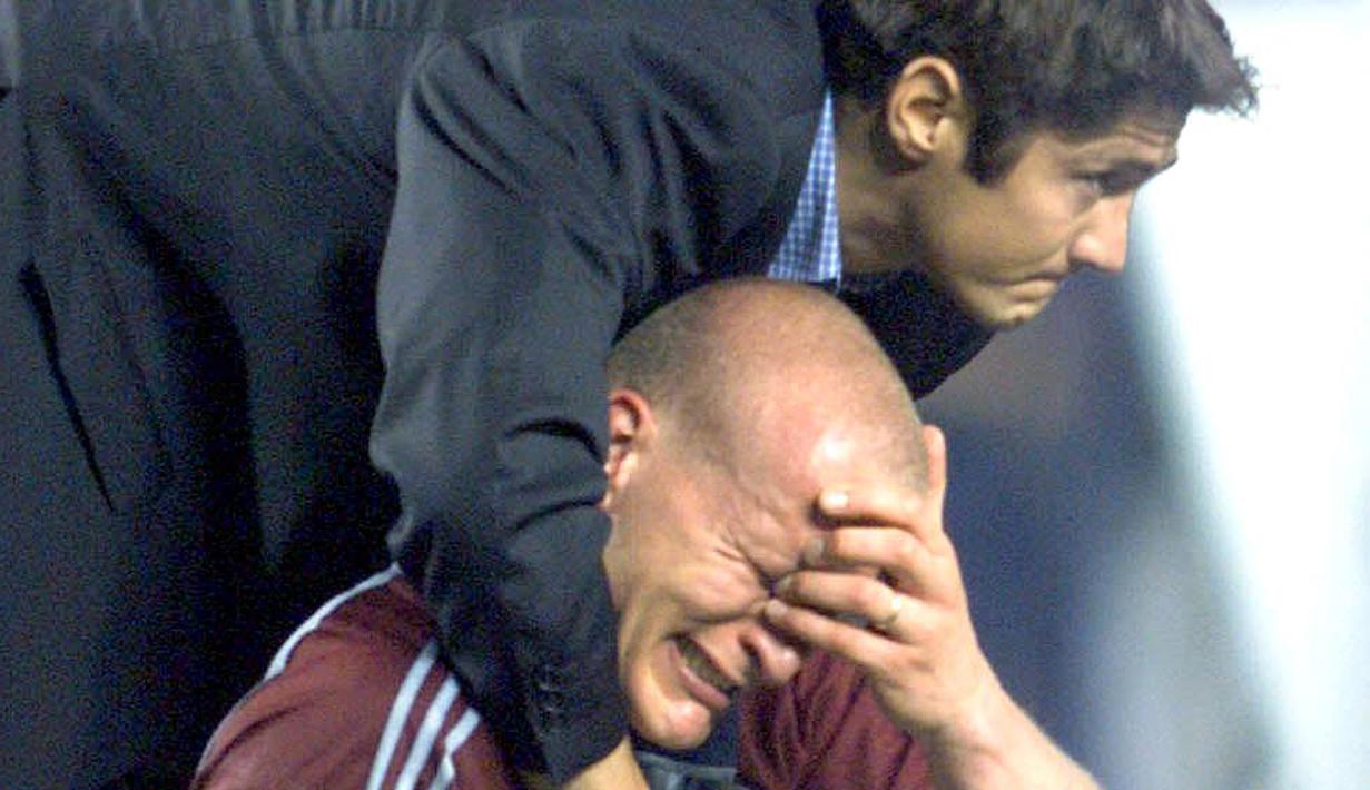 Penyerang Bayern Munchen, Carsten Janker, menangis usai ditaklukkan Manchester United pada laga final Liga Champions di Stadion Camp Nou, Barcelona (26/5/1999). Manchester United menang 2-1 atas Bayern Munchen. (AFP/Patrick Hertzog)