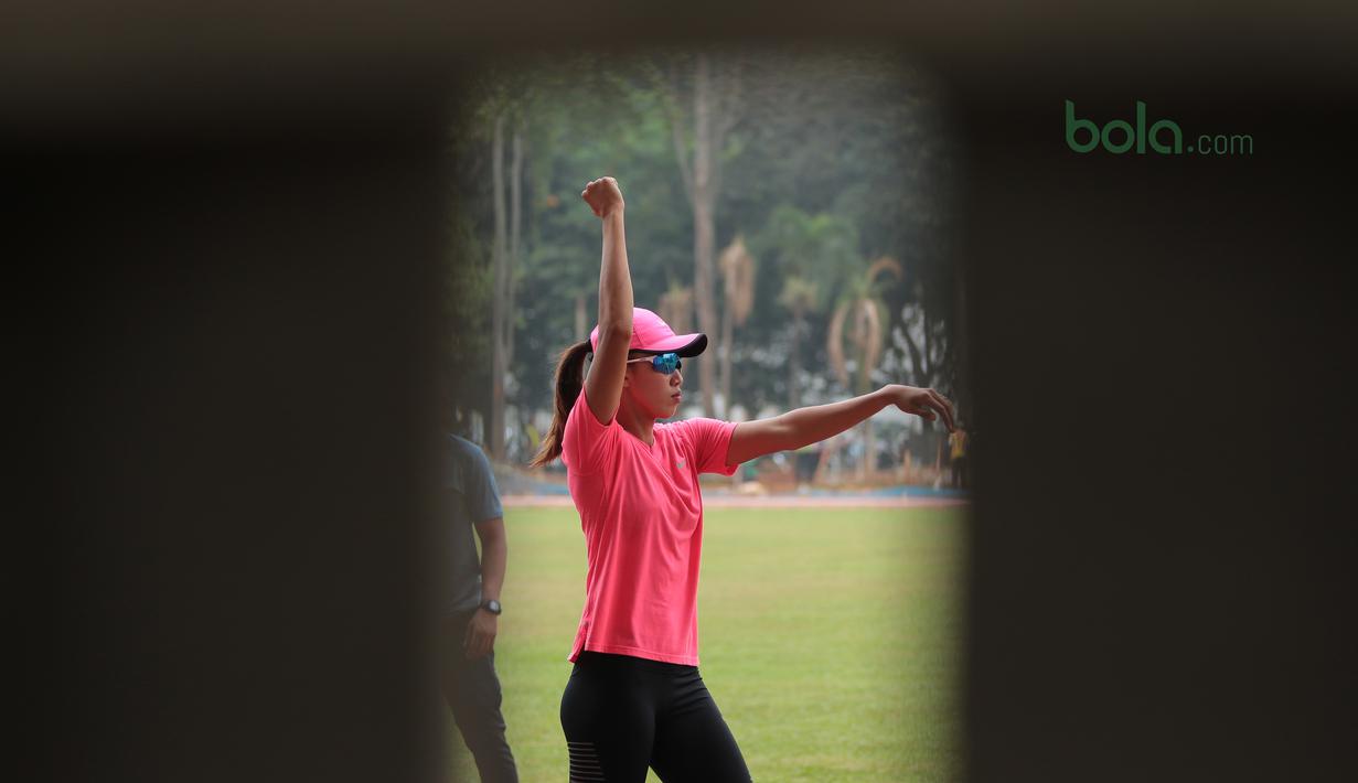 Atlet putri Indonesia, Emilia Nova mempraktekan gerakan melempar saat sesi latihan di Stadion Madya, Jakarta, Kamis (7/6/2018). Latihan tersebut merupakan bagian dari persiapan Asian Games 2018. (Bola.com/Nick Hanoatubun)