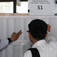 Peserta tes seleksi CPNS Kemenkumham mengecek no pendaftaran di gedung BKN, Jakarta, Senin (11/9). Pada 2017, tercatat 1.116.138 pelamar CPNS mendaftar di lingkungan Kemenkumham. (Liputan6.com/Helmi Fithriansyah)