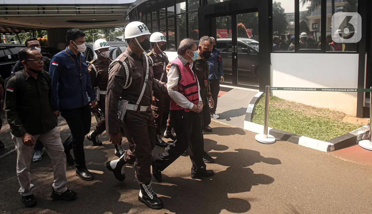 Tersangka kasus dugaan korupsi Surya Darmadi tiba di Gedung Kejaksaan Agung, Jakarta, Kamis (18/8/2022). Surya Darmadi tiba untuk menjalani pemeriksaan perdana kasus dugaan korupsi, pencucian uang, dan penguasaan lahan sawit yang merugikan negara Rp 78 triliun. (Liputan6.com/Faizal Fanani)