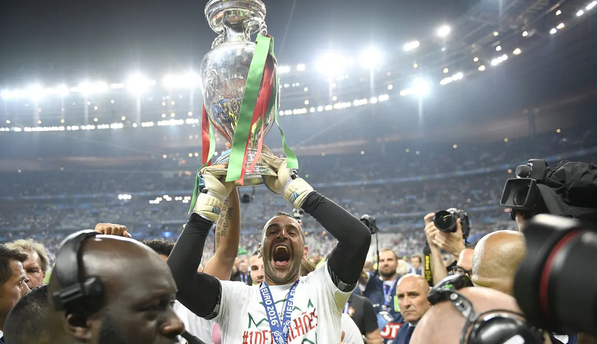 Kiper Timnas Portugal, Rui Patricio total telah tampil dalam 16 laga di ajang Euro dalam 3 edisi, yaitu Euro 2012, Euro 2016 dan Euro 2020 dengan torehan 7 kali clean sheets dan kebobolan 16 gol. Prestasi terbaiknya adalah menjadi juara pada edisi 2016. Masih jadi bagian skuad Portugal pada Euro 2024, namun posisinya hanya sebagai kiper nomor dua di bawah Diogo Costa. (AFP/Martin Bureau)