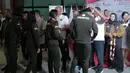 Para atlet mendapat kalung bunga saat acara penyambutan atlet SEA Games 2025 di Bandara Soekarno-Hatta, Tangerang, Selasa (16/12/2025). (Bola.com/M Iqbal Ichsan)