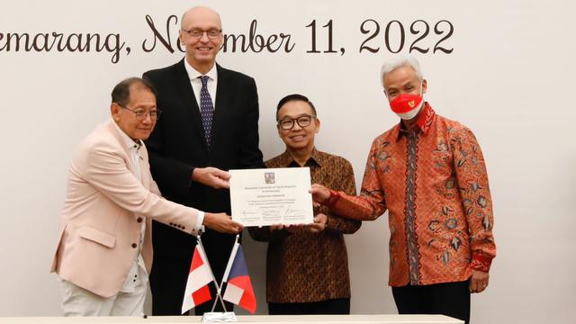 Gubernur Jawa Tengah Ganjar Pranowo mengesahkan kepemimpinan Konsulat Kehormatan Republik Ceko Wilayah Jawa Tengah yang dijabat Daniel Budi Setiawan, menggantikan Konsul Kehormatan lama, Hermawan Kertajaya.