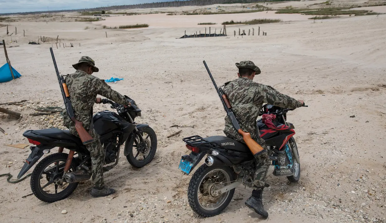 Tentara berpatroli menggunakan motor saat melaksanakan Operation Mercury di Provinsi Tambopata, Peru, 27 Maret 2019. Operation Mercury merupakan operasi yang diluncurkan oleh pemerintah Peru untuk mengusir penambang ilegal di hutan Amazon. (AP Photo/Rodrigo Abd)