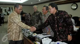 Wakil Ketua Komisi III DPR Benny K Harman (kiri) berjabat tangan dengan anggota BPK Achsanul Qosasi saat berkunjung untuk menggelar rapat konsolidasi terkait hasil audit pembelian RS Sumber Waras, di Jakarta, Selasa (19/4 (Liputan6.com/Johan Tallo)