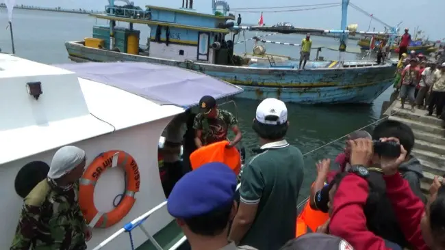 7 orang yang sedang menaiki speed boat tenggelam akibat cuaca buruk di perairan laut utara Kepulauan Gili Ketapang, Kabupaten Probolinggo Jawa Timur, Sabtu (23/9/2017) pagi. (Liputan6.com/Dian Kurniawan)