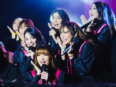Cherrybelle menampilkan pose ikonik yang juga bagian koreografi lagu mereka yang berjudul 'Dilema'. Girlband yang menamai penggemarnya dengan sebutan Twibi ini kembali tampil di panggung acara musik yang diselenggarakan di Bandung, Minggu (18/9/2022). (Instagram/@Steffy_ai)