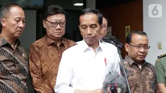 Presiden RI, Joko Widodo (baju putih) saat memberi keterangan usai melihat kondisi terakhir Menko Polhukam Wiranto yang dirawat di RSPAD, Jakarta, Kamis (10/10/2019). Presiden Joko Widodo mengatakan kondisi Wiranto mulai membaik pasca peristiwa penusukan di Banten. (Liputan6.com/Helmi Fithriansyah)