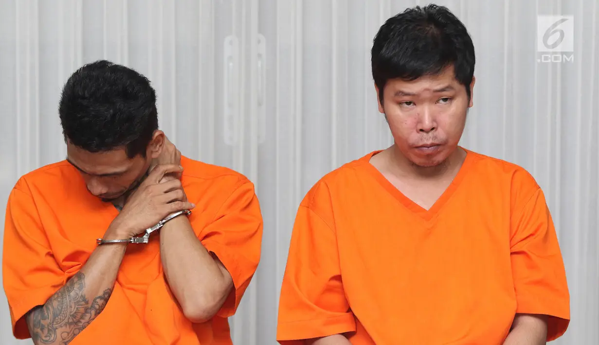 Tersangka penyelundupan ekstasi ditampilkan saat rilis di Polri, Jakarta, Selasa (1/8). Polri dan Bea Cukai mengungkap penyelundupan 1,2 juta butir ekstasi dari Belanda senilai Rp600 miliar. (Liputan6.com/Immanuel Antonius)