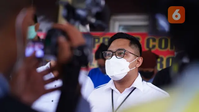 Kasat reskrim Polres Gorontalo Kota, Iptu Muhammad Nauval Seno saat menjawab pertanyaan wartawan (Arfandi/Liputan6.com)