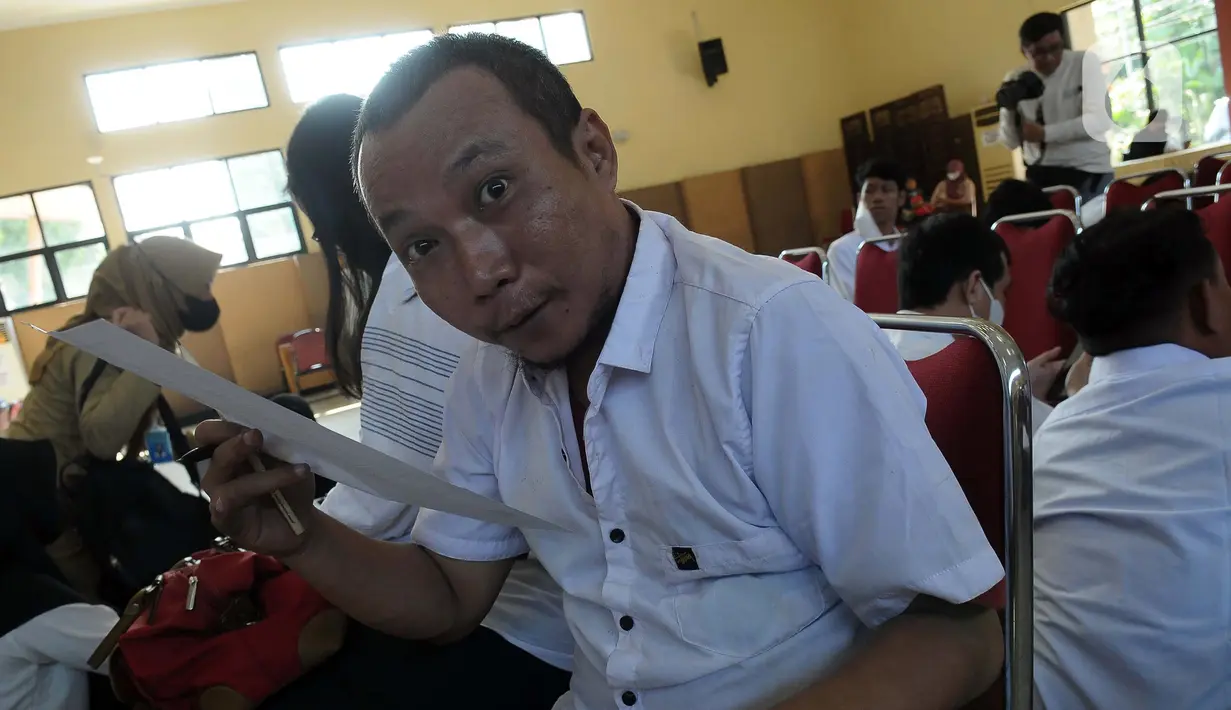 Peserta calon pelatihan kerja penyandang disabilitas mengikuti uji tes tulis dan praktek di Pusat Pelatihan Kerja Daerah (PPKD), Jakarta Timur, Selasa (4/7/2023). (merdeka.com/Imam Buhori)