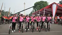 Sejumlah polisi wanita (Polwan) saat mengawal peserta acara Gowes Bersama Indonesia Damai #iRide4Peace di Jakarta, Minggu (4/11). Acara bersepeda bersama ini dibalut deklarasi untuk mendukung Pemilu damai. (Merdeka.com/ Iqbal S. Nugroho)