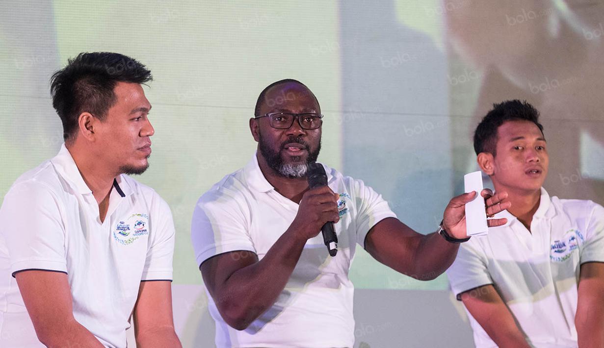 Jacksen F Tiago, selaku pelatih tim Indonesia di Aqua Danone Nations Cup memberikan keterangan kepada wartawan. (Bola.com/Vitalis Yogi Trisna)