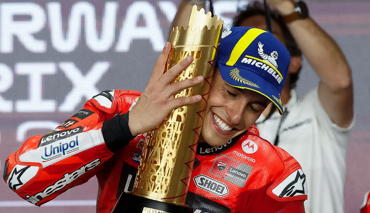 Berlangsung sengit, The Baby Alien menjadi yang tercepat dalam seri keempat MotoGP 2025 yang berlangsung Sirkuit Internasional Lusail, Doha, Qatar. (Karim JAAFAR/AFP)
