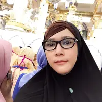 Saat ibadah umrah, Maia Estianty tampil cantik dengan mengenakan hijab berwarna hitam. (foto: instagram.com/maiaestiantyreal)