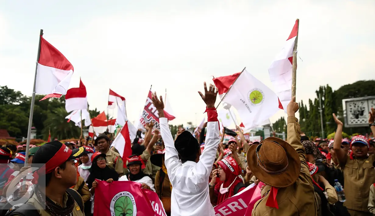 RatusanTHL TBPP berorasi dalam aksi unjuk rasa di depan Istana Merdeka, Jakarta, Rabu (7/9). Mereka meminta pemerintah mengangkat 19.156 orang THL-TBPP menjadi pegawai aparatur negara (ASN) serta PNS tanpa batasan usia. (Liputan6.com/Faizal Fanani)