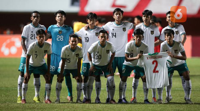 <p>Para pemain starter Timnas Indonesia U-16 berfoto bersama sebelum laga final Piala AFF U-16 2022 antara Vietnam U-16 melawan Indonesia U-16 di Stadion Maguwoharjo, Sleman, Jumat (12/8/2022) malam WIB. (Bola.com/Bagaskara Lazuardi)</p>