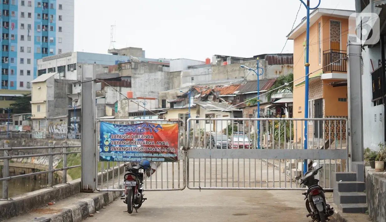 Suasana gerbang jalur inspeksi Sungai Ciliwung yang ditutup di kawasan Kampung Melayu, Jakarta, Selasa (14/7/2020). Penutupan tersebut dilakukan untuk membatasi mobilitas warga sehingga dapat meminimalisasi penyebaran COVID-19. (Liputan6.com/Immanuel Antonius)