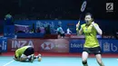 Ganda campuran Indonesia, Ricky Karandasuwardi/Debby Susanto merayakan kemenangan atas He Jiting/Du Yue (China) pada babak pertama Indonesia Open 2018 di Istora GBK, Jakarta, Selasa (3/7). Ricky/Debby unggul. (Liputan6.com/Helmi Fithriansyah)