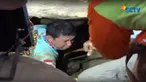 Butuh waktu dan perjuangan ekstra bagi tim SAR mengevakuasi para pemburu harta karun yang terjebak di lubang tebing di Jember, Jawa Timur.