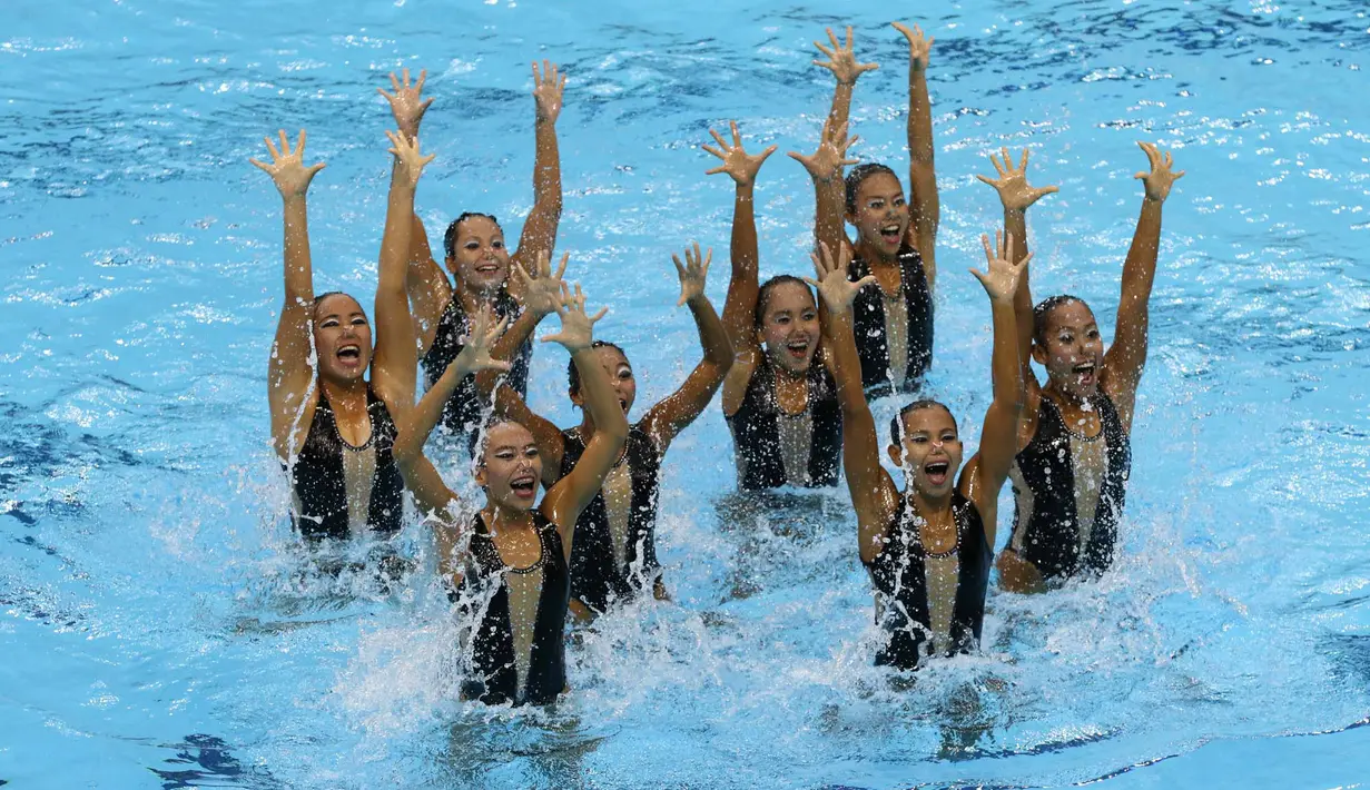 Tim renang indah Indonesia beraksi di nomor Team Technical & Free Routine SEA Games 2015. (Bola.com/Arief Bagus)