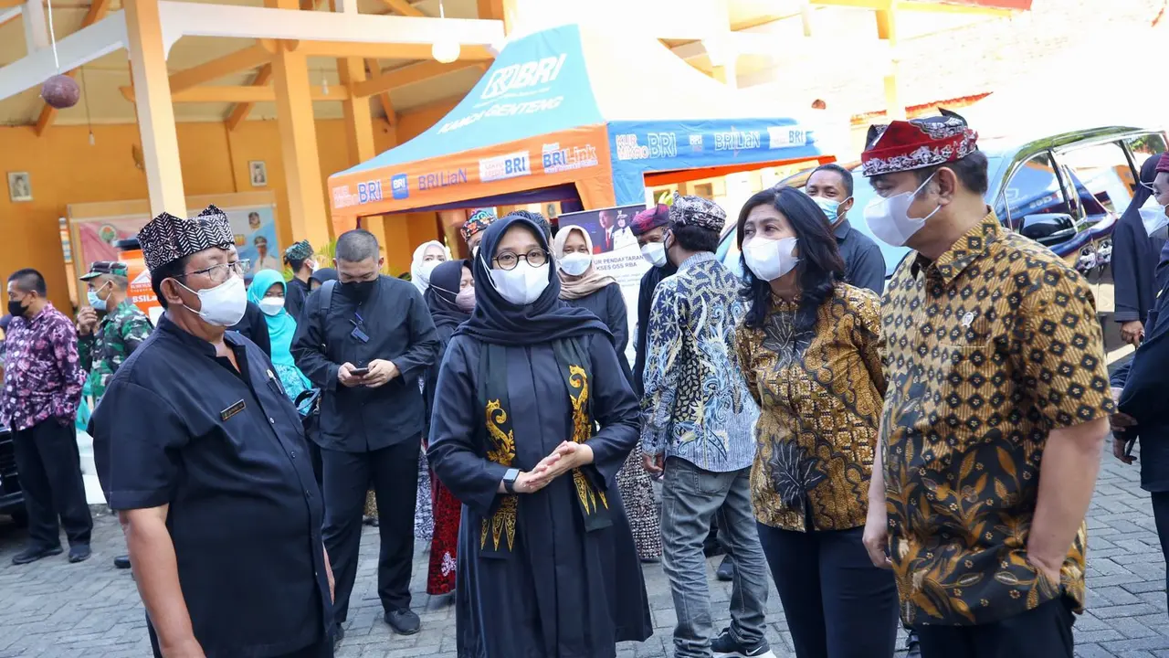 Kunker ke Banyuwangi Wamendes Berikan Acungan Jempol Program Bupati Ngantor di Desa