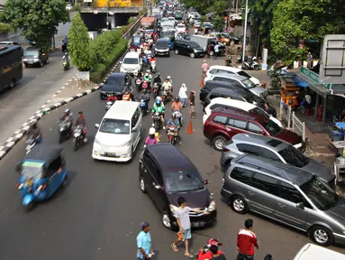 Kendaraan roda empat parkir di bahu Jalan Pramuka, Jakarta, Jumat (20/11). Banyaknya kendaraan pribadi yang parkir di kawasan tersebut menjadi salah satu penyebab kemacetan. terutama saat pagi hingga siang hari. (Liputan6.com/Immanuel Antonius)
