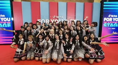 Penampilan kolaborasi antara MNL48 dan JKT48 menjadi salah satu yang ditunggu penonton "TikTok For You Stage". Sebelum tampil bersama, kedua grup perempuan itu tentu mempersembahkan lagu hits mereka masing-masing. Penampilan memukau pun diperlihatkan oleh MNL48 yang baru pertama kali datang ke Indonesia. (Liputan6.com/IG/@mnl48official)