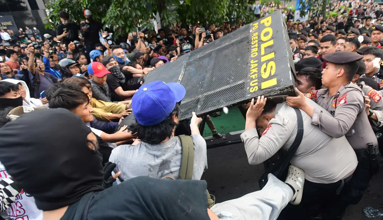 Pengunjuk rasa terlibat aksi saling dorong ketika mencoba membuka blokade aparat keamanan saat berunjuk rasa di kawasan jalan Jenderal Sudirman, Jakarta, Jumat (12/6/2026). (merdeka.com/Arie Basuki)