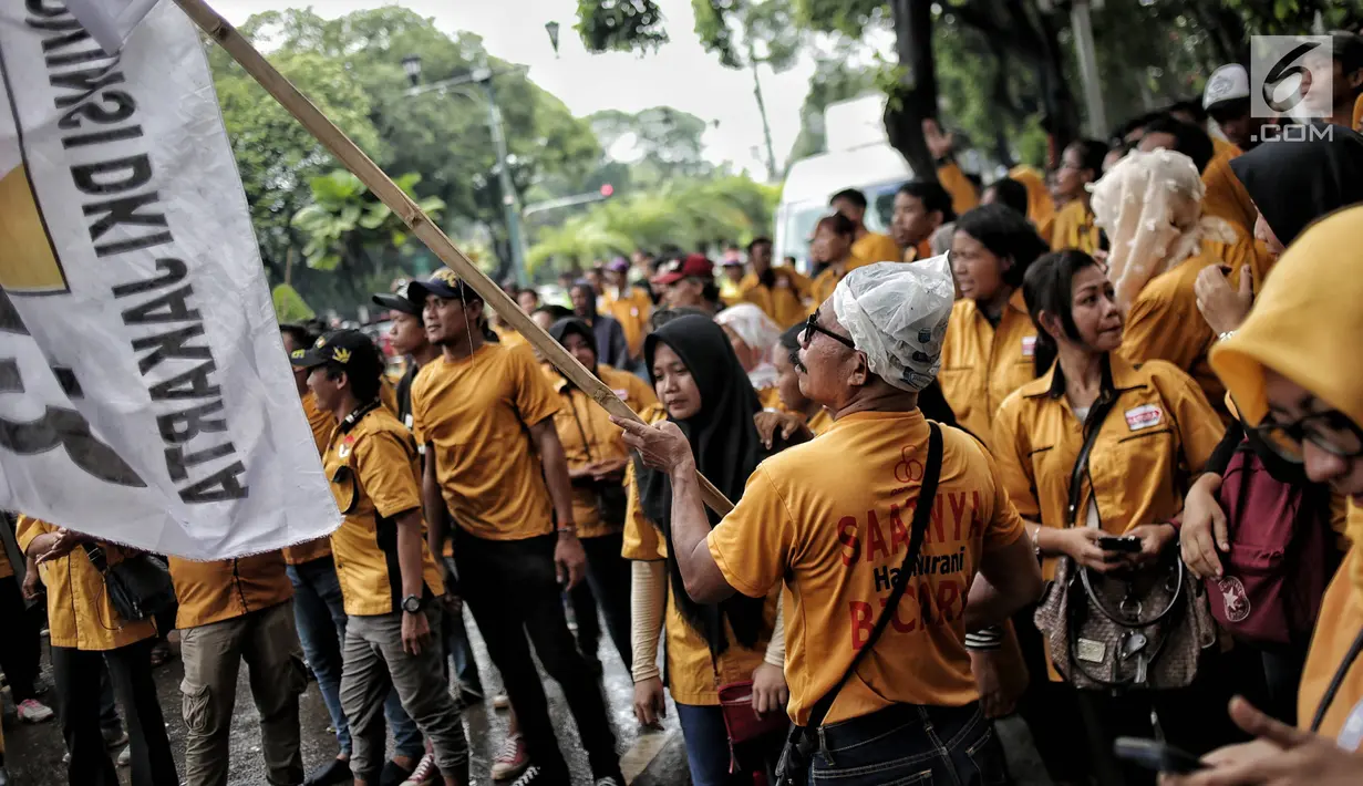 Aksi massa dari kader dan simpatisan Partai Hanura menggeruduk kantor KPU RI di Jakarta, Senin (21/1). Mereka menuntut KPU memasukkan nama Oesman Sapta Odang (OSO) ke daftar calon tetap (DCT) caleg anggota DPD RI 2019. (Liputan6.com/Faizal Fanani)