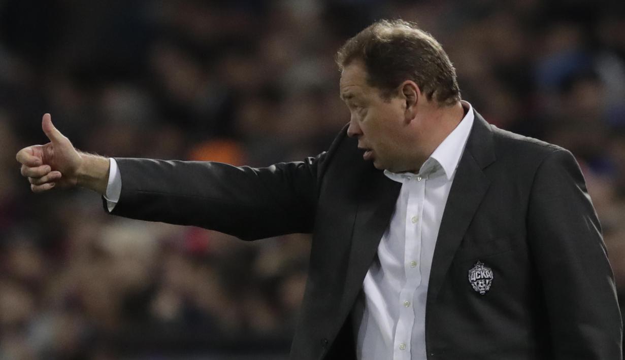 Pelatih  CSKA Moscow, Leonid Slutski memberikan instruksi kepada pemainnya saat melawan Tottenham pada lanjutan Liga Champions grup E di CSKA Stadium, Rabu (28/9/2016) dini hari WIB. (AP/Pavel Golovkin)