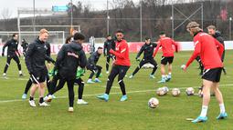 Para pemain RB Salzburg mengambil bagian dalam sesi latihan di Salzburg, Austria, 15 Februari 2022. RB Salzburg akan menjamu Bayern Munchen pada leg pertama babak 16 besar Liga Champions 2021/2022 di Stadion Red Bull Arena, Kamis (16/2/2022) dini hari WIB. (KERSTIN JOENSSON/AFP)