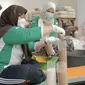 Wanita Kelompok Tani DSA Al Barokah Susukan Semarang sedang mengolah produk turunan beras organik.