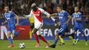 Gelandang AS Monaco, Tiemoue Bakayoko, berusaha melewati beberapa pemain Juventus pada laga semi final liga Champions di Stadion Stade Louis II, Monaco, (03/05/2017). (EPA/Gulliaume Horcajuelo)