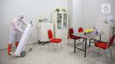 Petugas mengenakan hazmat saat menyiapkan tabung oksigen di Tower 8 Wisma Atlet Pademangan, Jakarta, Selasa (15/6/2021). Tower 8 Wisma Atlet Pademangan bisa menampung 1.569 pasien untuk isolasi. (Liputan6.com/Faizal Fanani)