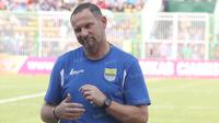 Pelatih Persib Bandung, Dejan Antonic saat mendampingi timnya pada laga persahabatan turnamen Segi Tiga di Stadion Galuh, Ciamis, Minggu (10/4/2016). (Bola.com/NIcklas Hanoatubun)