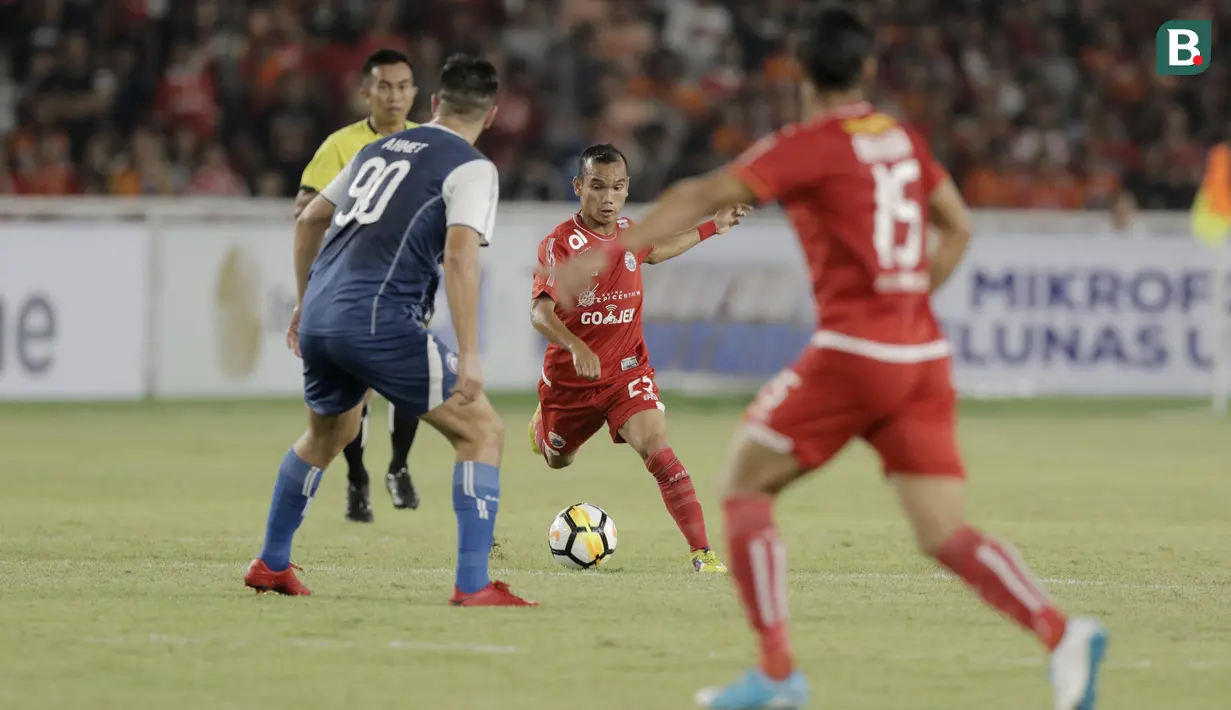 Gelandang Persija Jakarta, Riko Simanjuntak, berusaha melewati gelandang Arema FC, Ahmet Atayev, pada laga Liga 1 di SUGBK, Jakarta, Sabtu (31/3/2018). Persija menang 3-1 atas Arema FC. (Bola.com/M Iqbal Ichsan)