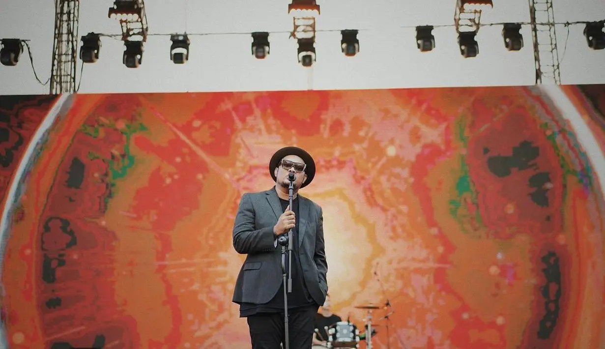 Beberapa hari lalu viral di medsos, Virgoun nangis saat manggung bareng buah hatinya, Starla. Kini, Inara Rusli merespons aksi nangis sang mantan suami. (Foto: Dok. Instagram @virgoun_)