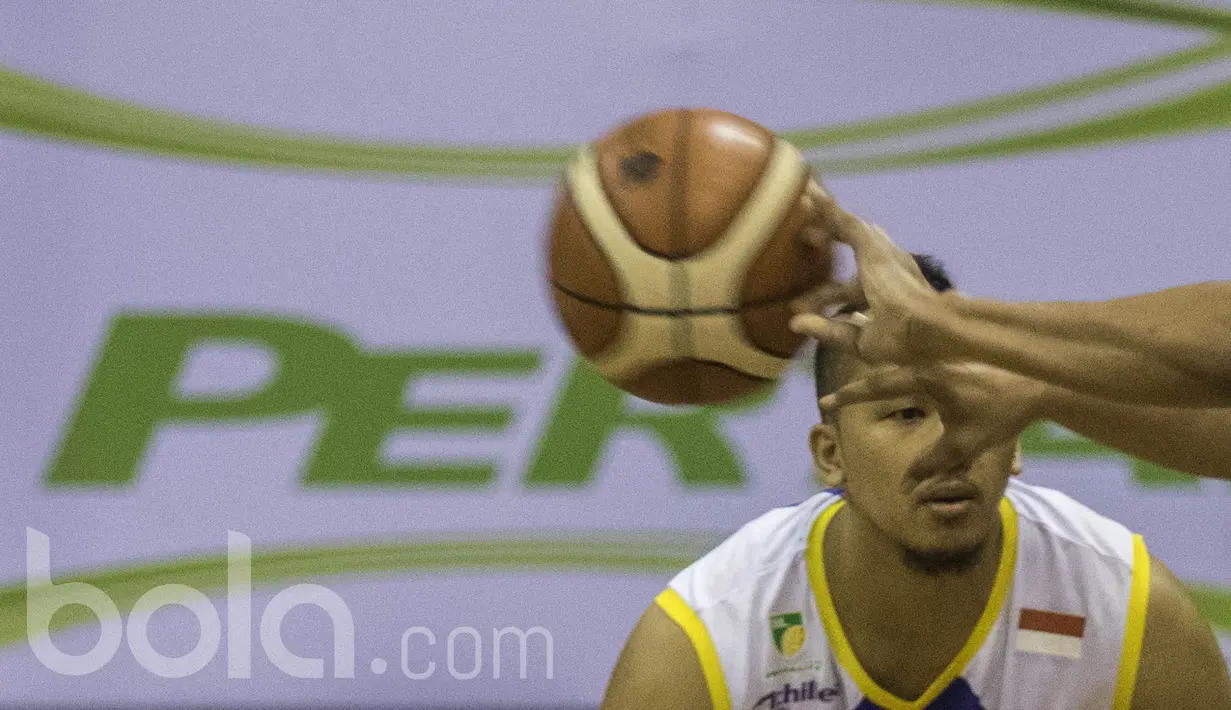 Pebasket Satria Muda, Arki Dikania, mengamati arah bola saat melawan Bima Perkasa pada laga IBL Regular Season 2017 di C-tra Arena Bandung, Jawa Barat, Minggu (26/2/2017). Satria Muda menang 83-44 atas Bima Perkasa. (Bola.com/Vitalis Yogi Trisna)
